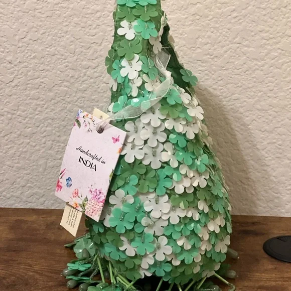 Floral Beaded Green and White Bag 🌿 - Picture 8 of 12